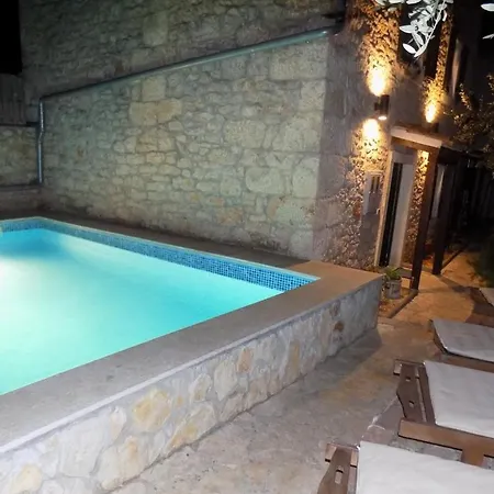 Vikendica Relaxing Rustic Holiday House With Pool