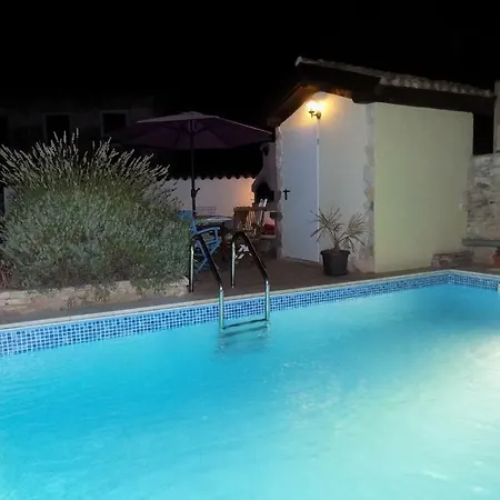 Relaxing Rustic Holiday House With Pool *