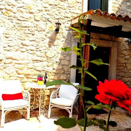 Relaxing Rustic Holiday House With Pool Дом отдыха *