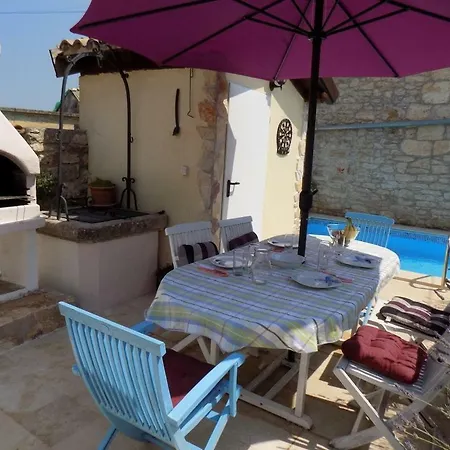 Relaxing Rustic Holiday House With Pool Дом отдыха *