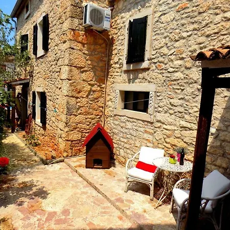 Relaxing Rustic Holiday House With Pool